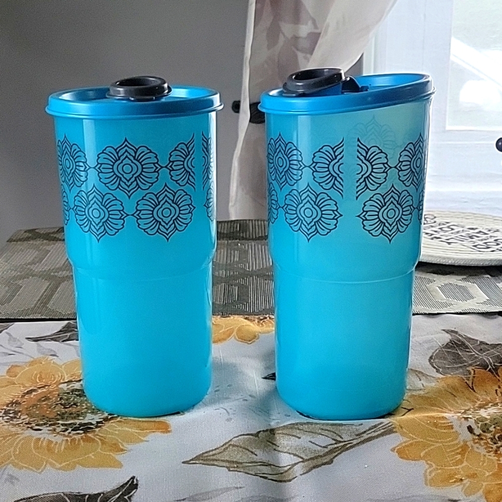 2 cups with lids
